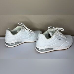 Like new Skechers Women's Uno- Stand On Air Sneaker